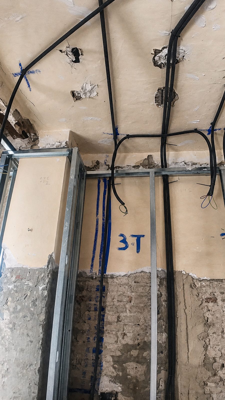 Tubos de la electricidad por el techo.