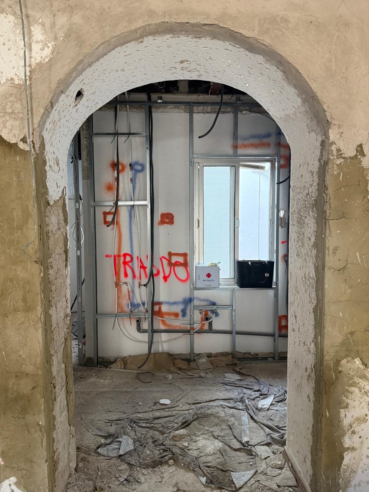 Un arco de la casa, con la tabiquería nueva detrás.